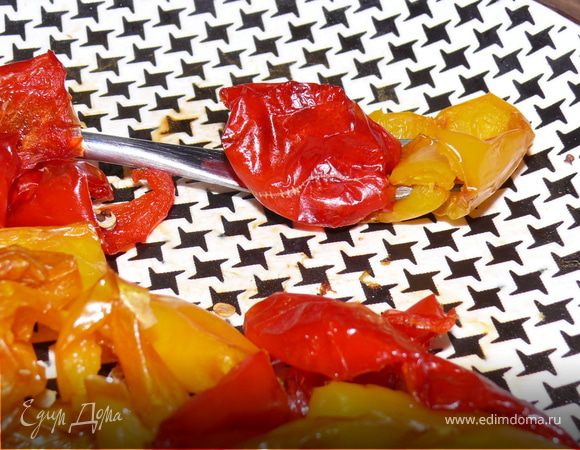 Достать перцы,присолить,посыпать смесью трав,перемешать.Плотно утрвмбовать в баночку,перемежая с веточками свежей зелени.Залить оливковым маслом, чтобы покрыло.
