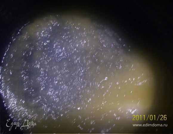 Сливочное масло растопить в кастрюле, добавить муку, обжариваем до загустения.