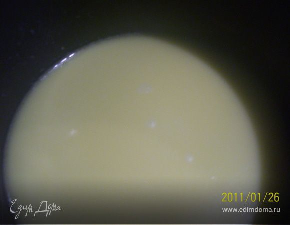 К сливочно-мучной массе подливаем сливки. Тщательно перемешиваем, чтобы не образовалось комочков, доводим до кипения. Тонкой струйкой вливаем 450 мл. горячей воды. Солим, перчим, добаввляем сушеный чеснок по вкусу. Доводим до кипения и варим на медленном огне 5-7 минут.