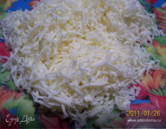 Сыр натираем на мелкой терке. Добавляем в суп, перемешиваем и снимаем с огня.