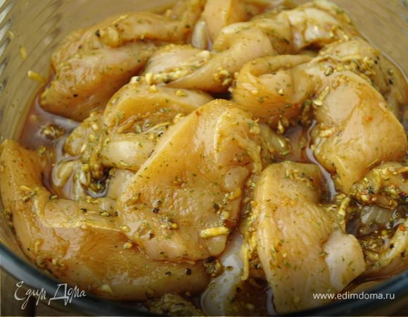 Филе курицы нарезать длинными тонкими полосками. Обвалять в половине порезанного чеснока, специях, добавить уксус и соевый соус. Курица должна впитать в себя аромат, т.е. оставить ее на 25-30 мин.