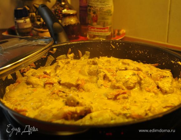 Добавить сметану и мелко порезанную зелень. Попробовать соус и добавить соль, перец по вкусу. Готовить на слабом огне 10-15 мин. под крышкой