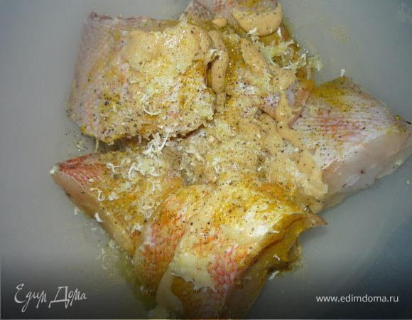 Из половинки лимона выжимаем сок, а оставшуюся часть кладем в морозилку. Белую морскую рыбу (в моем случае морской окунь) чистим, моем, обрезаем плавники, режем на порционные кусочки и складываем в миску с крышкой. Поливаем соком половины лимона, добавляем остальные ингредиенты и перемешиваем, закрываем крышкой и отправляем в холодильник мариноваться минимум на 30 минут . 