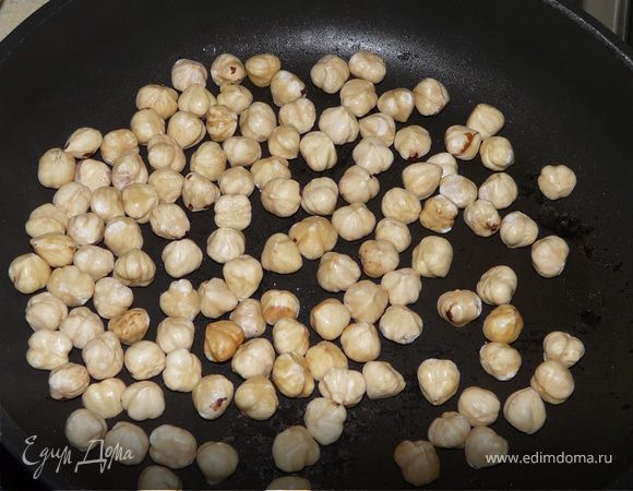 Сначала смешать обе муки, дрожжи, сахар, йогурт (миксером) и оставить на 30 минут.
Теперь добавить соль, масло и возможно еще муки. Поджарить орехи.