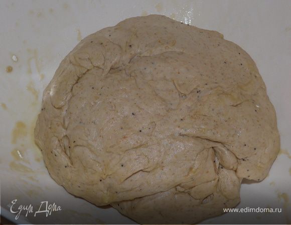 Хорошо вымешать, вынуть из миксера, сделать из теста пласт и вмешать часть (поджареных )орехов (дробленых), сложить и опять вмешать оставшиеся орехи. Вымесить. Оставить подниматься в миске (лучше накрыть пленкой, которую смазать маслом).