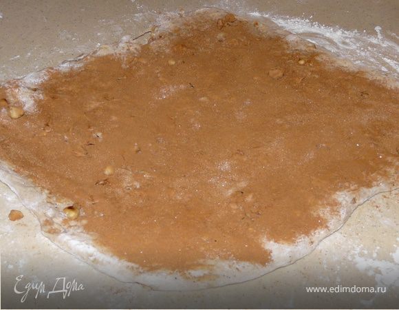 Через примерно час опять вымесить, сделать пласт, посыпать корицей и сахаром (по вкусу, я клала немного), скатать рулетом и отправить в форму (смазаную) еще на час.
