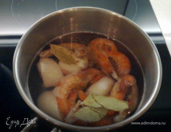 Отварить креветки и гребешки.