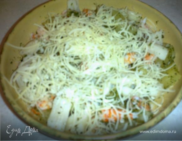  Гребешки и очищенные креветки нарезать не мелко и соединить с ананасами,добавить тёртый сыр и заправить майонезом. Добавить зелень желательно петрушку,но думаю можно эксперементировать! Приятного аппетита!