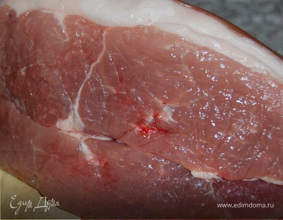 Кладем мясо в кастрюлю, заливаем холодной водой и варим не меньше часа, а лучше 2, снимая пену и добавляя перец и лавровый лист после снятия пены, солим на свое усмотрение. Чем дольше варим – тем нежнее получается мясо.