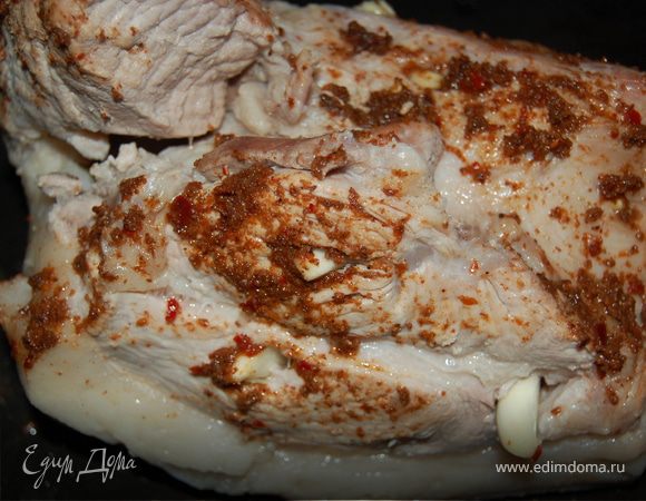 Перекладываем мясо на противень и отправляем в предварительно разогретую духовку минут на 30-40, для запекания до нужной кондиции. Все! Подавать с горчичкой! Приятного аппетита!