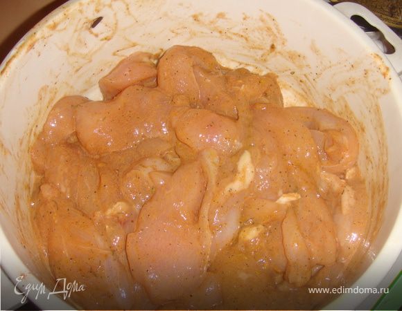 Режем куриное филе на длинные полоски, маринуем в соевом соусе, кетчупе, майонезе и специях.Выдерживаем в холодильнике некоторое время, примерно 1-2 часа.