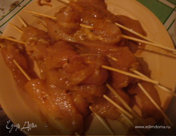 Нанизываем мясо на шпажки.
