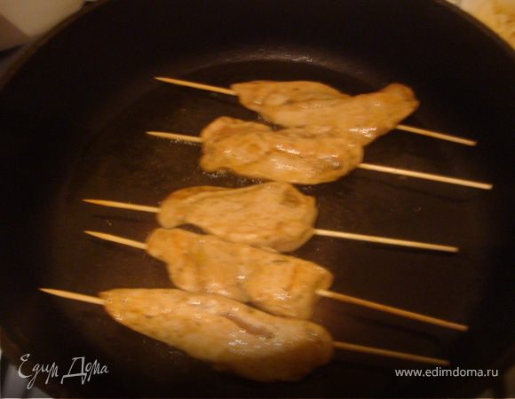 Обжариваем на хорошо разогретой сковороде в небольшом количестве масла на умеренно сильном огне, часто переворачивая, минут 5 до приятной румяности.