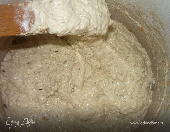 Пшеничную и ржаную муку просеять, оставшиеся отруби вернуть в муку. В опару добавить муку и все оставшиеся ингредиенты, вымесить (я это делаю деревянной лопаткой), дать подняться дважды. Если тесто слишком крутое - добавить немного воды, если слишком жидкое - пшеничной муки, т.к. тесто должно быть мягким, но не жидким. В связи с низким содержание клейковины тесто будет очень липким.