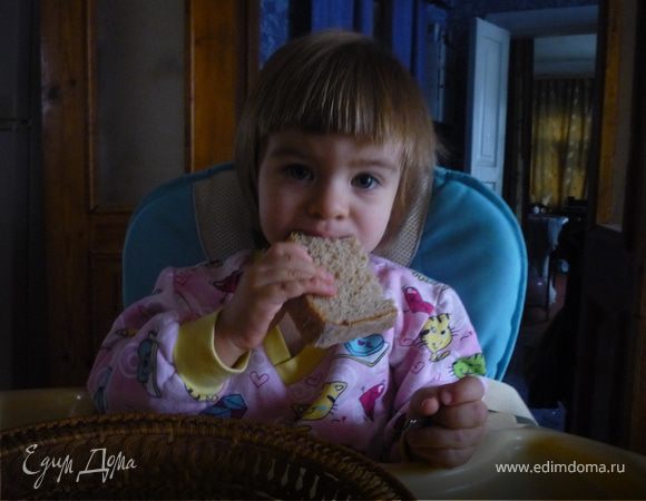 Выпекать 15 минут при 210 *С и около 30 минут при 180 *С. Проверить деревянной палочкой готовность. Тесто должно слегка отстать от формы. Готовый хлеб сразу из формы достать и дать остыть на решетке не менее часа. Приятного аппетита!