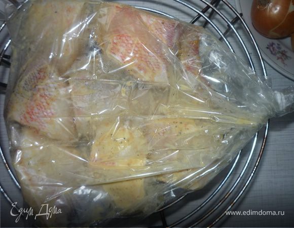 Затем складываем в пакет для запекания, закрываем, сверху пакета делаем несколько небольших отверстий для выхода пара и кладем на решетку, вниз ставим что-нибудь, а то вдруг пакет окажется негерметичным, и ставим в разогретую до 200*С духовку на 20 минут. Сразу не открываем во избежании ожогов паром.