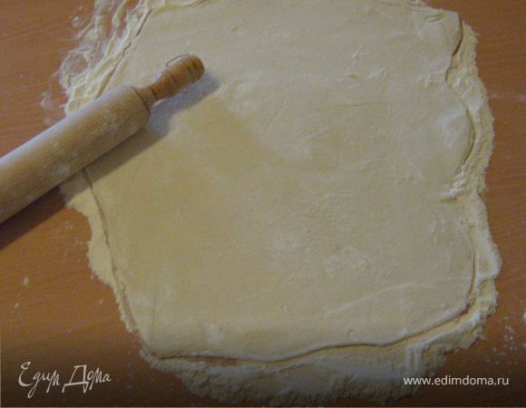 Приготовить тесто по рецепту:400 г муки, 200 г сливочного масла, ½ стакана воды, 10 г соли, 1/2 лимона.Масло должно быть комнатной температуры!!! Делим тесто на несколько частей:1я самая большая(для основы)3-поменьше(для прослоек) и 4я -для украшение(совсем чуть-чуть).