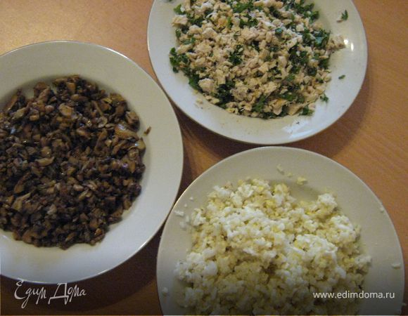 Приготовить начинки(соль добавлять в каждую по вкусу):
 1)мелко порезать петрушку и смешать с вареной грудкой, а чтоб начинка не рассыпалась перед выкладыванием ее на тесто добавить яйцо и перемешать. 

 2)2 банки маринованых шампиньенов мелко нарезать и обжарить с 4мя мелконарубленными луковицами.
 3) 1 стакан вареного риса смещать с з  вареными порезанными яйцами.