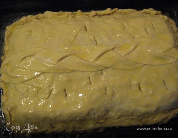Раскатанный первый пласт теста( более толстый) положить на протвень на котором будете выпекать(смазанный и посыпанный панировочными сухарями) и выкладываем первый слой, затем накрываем его очень тонко раскатанным тестом и укладываем второй слой, потом снова тонкое -тонкое тесто, затем 3 й слой и укрыть еще слоем теста. Слепить края, проделать ножом несколько отверстий немного прижать, украсить из  теста и смазать взбитым яйцом.
