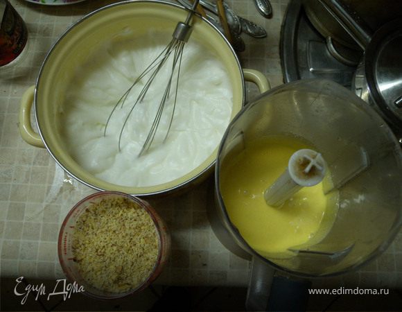 2. Желтки смешать с сахаром до пены.