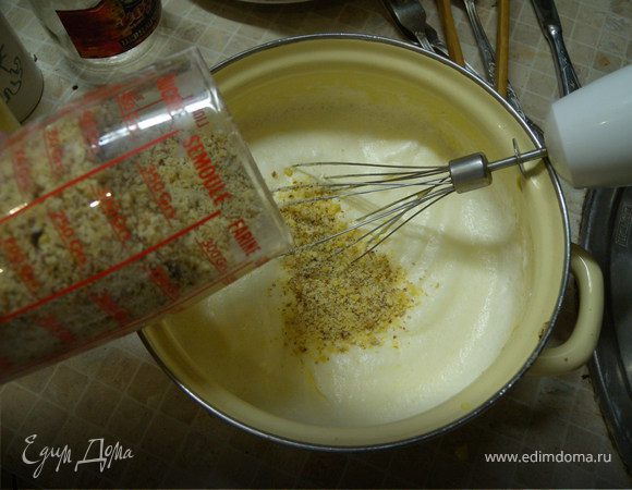 4. смешать вместе. измельчить орехи в крошку-муку. Добавить муку пшеничную. Перемешать.