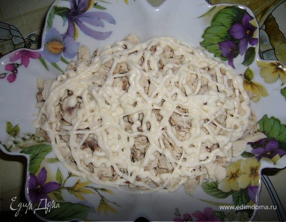 Курицу отварить и мелко нарезать. Уложить в салатник и полить майонезом