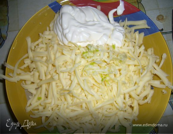 Сыр натереть на крупной терке, выдавить туда же чеснок, чуть присыпать молотым черным перцем,заправить майонезом и хорошо перемешать