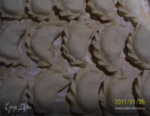 Готовим вареники с картошкой. Или берем полуфабрикат. Отвариваем.