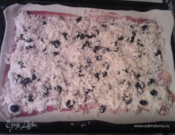 Раскладываю тесто на противень, смазываю кетчупом. Выкладываю слой ветчины, слой перца, слой грибов и смазываю майонезом. Сверху посыпаю натертым на крупную терку сыром и оливками.