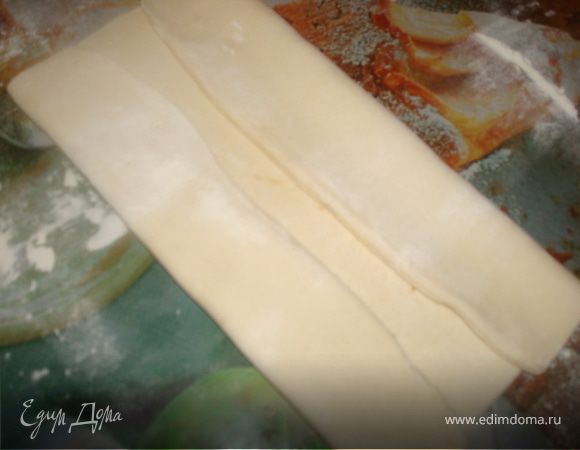 Для начала разморозим тесто. Потом немного раскатаем его, если это требуется, затем загибаем тесто с двух сторон, оставляя в серединке пару сантиметров. Посыпаем сахаром, корицей, и немного соли.