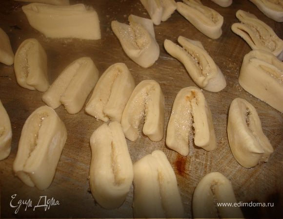 и кладем на смазанный жиром противень.
Разогреваем духовку до 220-250 градусов
и туда их!!!