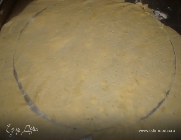 вот так будет выглядеть тесто раскатанное на противне, и обведенное по контуру тарелки к примеру:)