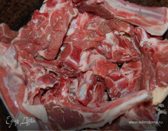 В холодный казан укладываем сначала слой мяса, если есть кусочки с курдючком, то их кладем в самый низ, кусочки на косточках так же вниз, мякоть сверху.Все подсаливаем и засыпаем немного зирой, можно добавить кориандр.