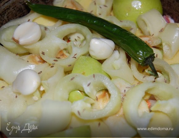 Дальше кладем капусту белокочанную , сначала листы поменьше, солим еще раз, а сверху укладываем листы целиком, чтоб получилась как-бы крышка или шапка. Закрываем все крышкой и ставим все на средний огонь минут на 15, пока все как следует не закипит, затем убавляем газ и оставляем на 45 минут или на час.