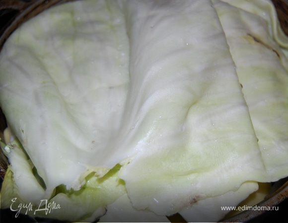 Выкладываем нашу басму  на красивое блюдо слоями в обратном порядке – сначала вниз кладем листы капусты, перец пока отложим в сторону, потом все по очереди и сверху выкладываем мясо. А на вершину нашей образовавшейся горки уже кладем чеснок и жгучий перец.Сверху я украсила все гранатовыми зернами. В казане еще может остаться бульон – он очень питательный и полезный, рекомендую его так же выпить! Все! Наше блюдо готово, приятного аппетита!