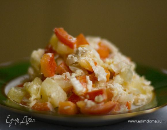 Куриное филе отварить и нарезать мелкими кубиками. 
Болгарский перец нарезать по вкусу (мелко или крупно).
Пекинскую капусту нарезать мелко. Добавить ананас, майонез, соль и перец по вкусу. Все перемешать.