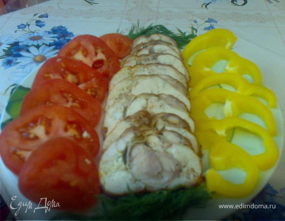 При подаче разрезать рулет на куски, украсить овощами и зелнью.