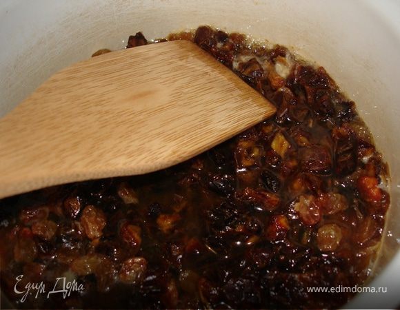 из фиников удалить косточки, залить небольшим количеством воды и варить 10мин на маленьком огне под крышкой. Затем сильно кипятить 2 мин, помешивая. Снять с огня и дать остыть.