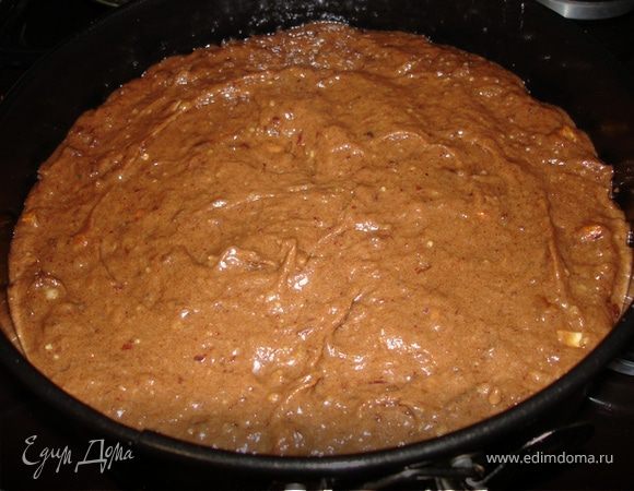 Нагреть духовку до 180С. Бананы очистить и размять (я пользовалась тёркой). Сливочное масло смешать с тёплой финиковой массой, вмешать яйца,ванильный сахар и бананы.Как посоветовала Жанночка, масла можно взять меньше, 150-130г. Муку смешать с какао, крахмалом, соединить с финиками, добавить орехи. 