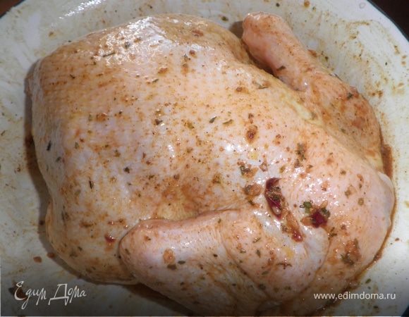 Курицу обмыть хорошенько и обсушить. Приготовить маринад: 150 мл. растительного масла смешать со всеми специями (каждой по пол чайной ложки, хмели сунели можно целую. Добавить туда уксус, горчицу,пропущенный через пресс чеснок, перемешиваем.соль не добавляем в маринад. Этой смесью тщательно натираем курицу и оставляем на 2-3 часа при комнатной температуре.