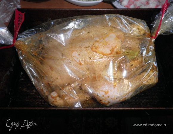 Киви очищаем и режем на 4 части. Курицу тщательно натираем солью. В курицу вкладываем зерна кардамона и киви. Скалываем зубочисткой и помещаем в рукав для запекания. Туда же вливаем остатки маринада. Завязываем. делаем в двух местах проколы зубочисткой для выхода пара. И ставим в разогретую до 190 градусов духовку. Через 20 мин. уменьшаем температуру до 170. Запекаем 1 час 15 мин.