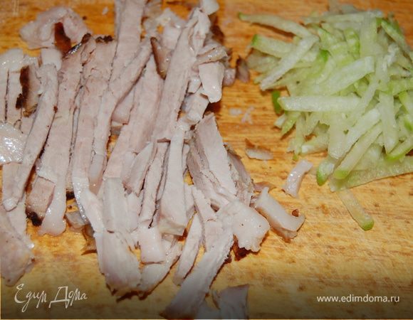 Натираем редьку на тёрке, мясо режем тоненькой соломкой, чеснок мелко рубим или используем давилку, кому как больше нравится. Все смешиваем, солим, перчим, заправляем майонезом  и подаем. Приятного аппетита!