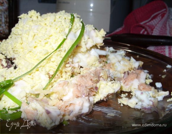 все выложить слоями в такой последовательности: белки, слив.масло, сыр,лук, горбуша, майонез, и повторить и еще раз тоже самое, сверху посыпать натертыми на мелкой терке желтками!
поставить в холодильник на час, и готово))