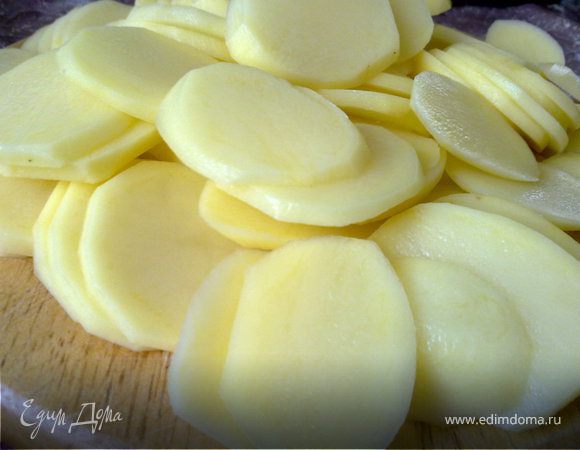 Нарезаем очищенный и вымытый картофель ножом на кружочки (не тонко, но и не толсто).