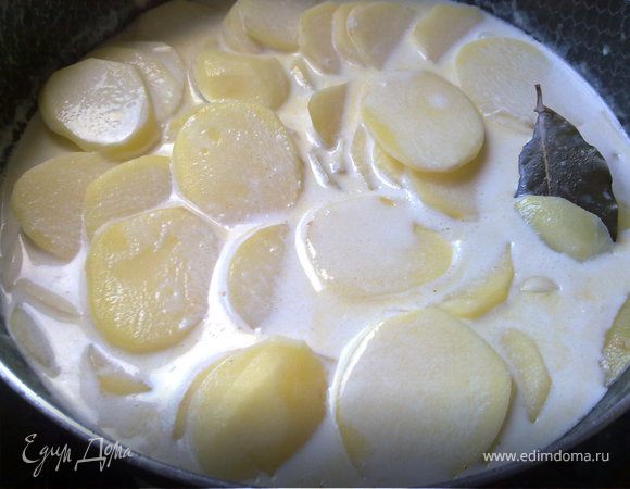 Из чеснока вынимаем сердцевинку (чтобы не горчила потом) и рубим его крупными дольками. В неглубокой кастрюле растапливаем сливочное масло и кидаем чеснок и лавровый лист. 
Обжариваем, но не зажариваем. Молоко и сливки вливаем туда же, добавить щепотку мускатного ореха.
Даем закипеть и кидаем картофель. Чуть солим, и даем покипеть на среднем огне 5 минут. 