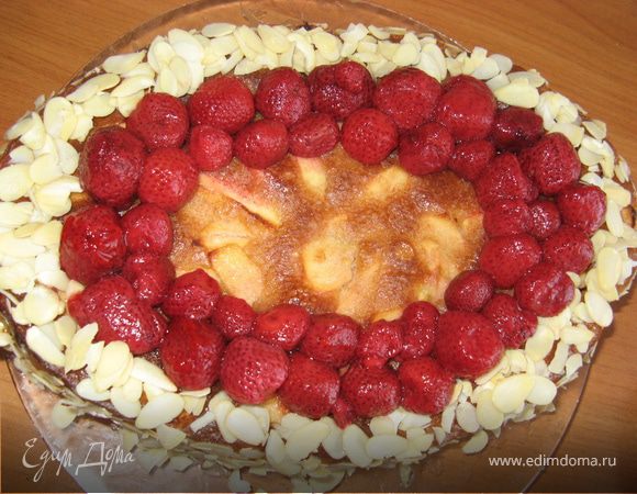 дать настояться и остыть)

Поставить чай)

Бока смазать медом и украсить лепестками миндаля,
сверху выложить клубнику.

Можно посыпать ванильной сахарной пудрой!

ииии  Наслаждаться))

Чудесных Рождественских  праздников)