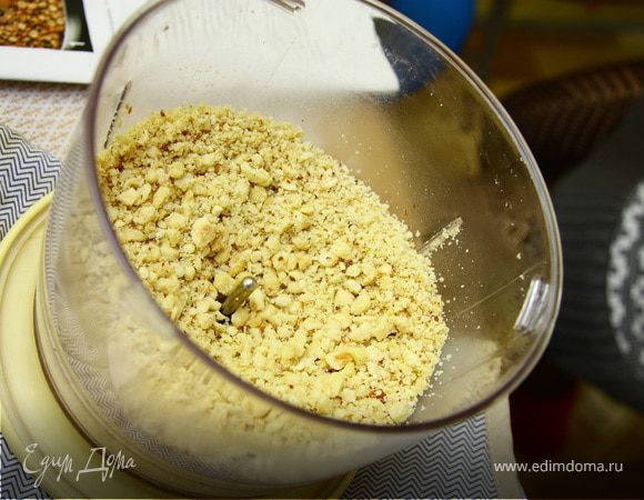 Измельчить фундук.