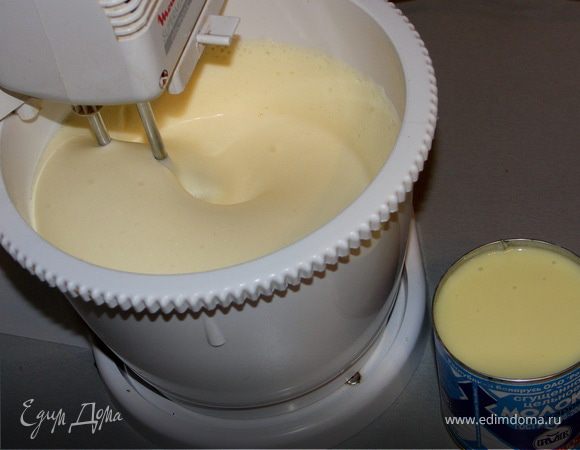 Небольшими порциями вливаем сгущённое молоко.