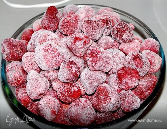 Клубнику разморозить.Очень удобно это сделать в микроволновке.Желательно разморозить клубнику на 80%.