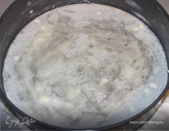 Разъёмную форму(у меня большая 28см) застелить пекарской бумагой и смазать сливочным маслом.